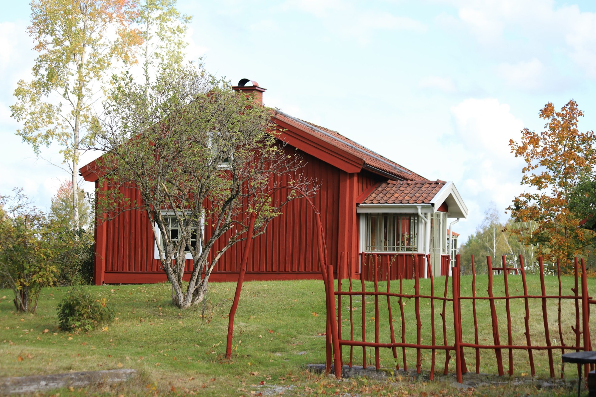 Träpanel och fönster på en rödmålad svensk villa
